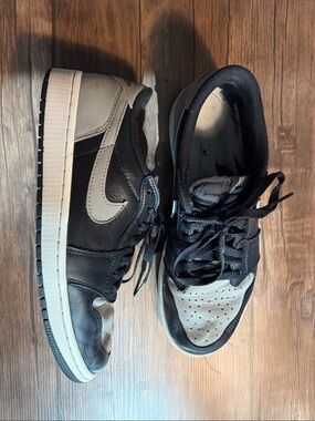 Nike Men’s Black & Light Gray Low-Top Sneakers